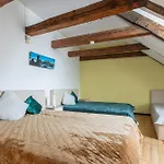 Mansard In Old Town Apartman